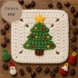 Op de afbeelding: Een gehaakte kerstboomvierkant met een groene boom, gele ster en rode en gele ornamenten. Het vierkant is omgeven door koffiebonen. De tekst "Pattern PDF" staat in een cirkel linksboven.