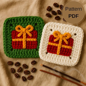 Może przedstawiać: Dwa szydełkowe kwadratowe podkładki, jedna zielona i jedna biała, każda z czerwonym wzorem prezentu i żółtą kokardą. Obraz zawiera ziarna kawy i tekst "Pattern PDF".