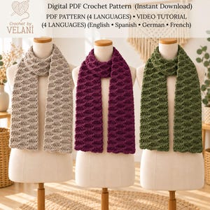 Può includere: Tre sciarpe all'uncinetto esposte su manichini, caratterizzate da un motivo a festoni testurizzato in beige, magenta scuro e verde oliva. L'immagine include il testo: Digital PDF Crochet Pattern (Instant Download) PDF PATTERN (4 LANGUAGES) VIDEO TUTORIAL.