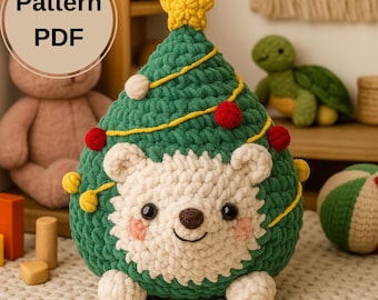 Op de afbeelding: Een groen en witte gehaakte kerstboom met een lachend berengezicht. De boom is versierd met rode en witte ornamenten, een gele ster en gele lichtslingers. De tekst "Pattern PDF" staat in een cirkel linksboven.