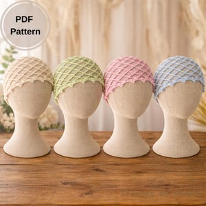 Può includere: Quattro copricapi all'uncinetto beige, verdi, rosa e blu sono esposti su teste di manichino. I copricapi hanno un motivo a rete a forma di diamante con un bordo smerlato. Le parole "PDF Pattern" sono in un cerchio in alto a sinistra.
