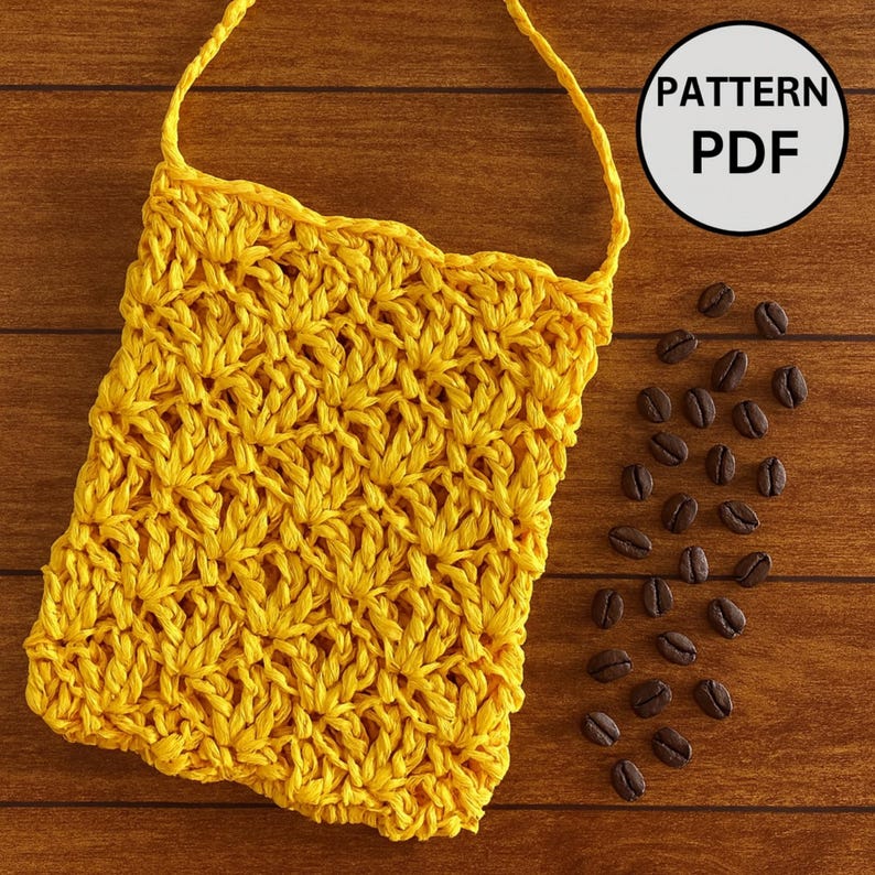 K&ouml;nnte beinhalten: Eine gelbe geh&auml;kelte Tasche mit Trageriemen und strukturiertem Muster. Die Tasche ist rechteckig mit einem gewellten oberen Rand. Die Worte "PATTERN PDF" befinden sich in einem wei&szlig;en Kreis. Kaffeebohnen sind auf einer Holzoberfl&auml;che verstreut.