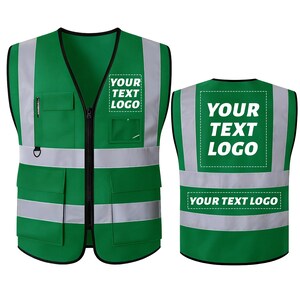 Puede incluir: Chaleco de seguridad verde con bandas reflectantes plateadas y el texto "YOUR TEXT LOGO" en blanco. Cuenta con cierre de cremallera, m&uacute;ltiples bolsillos y un portal&aacute;pices. El chaleco est&aacute; dise&ntilde;ado para alta visibilidad.
