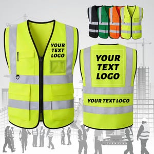 Könnte beinhalten: Leuchtend gelbe Warnweste mit schwarzem Besatz, Reißverschluss und mehreren Taschen. Die Weste hat reflektierende Streifen und den Text "YOUR TEXT LOGO". Zusätzliche Westen in Schwarz, Grün, Orange und Gelb werden ebenfalls gezeigt.