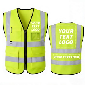 Puede incluir: Chaleco de seguridad amarillo brillante con bandas y ribetes reflectantes plateados. El chaleco tiene m&uacute;ltiples bolsillos, un porta-identificaci&oacute;n transparente y el texto "YOUR TEXT LOGO" impreso en la parte delantera y trasera. Cremallera completa.