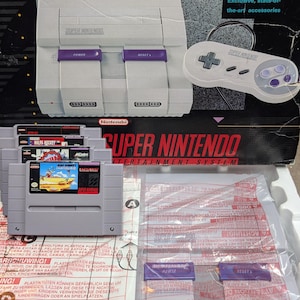 Puede incluir: Un letrero de madera hecho a mano con la palabra "Welcome" en una fuente juguetona. El letrero presenta un fondo blanco desgastado y un marco marrón oscuro, ideal para una puerta de entrada o recibidor.