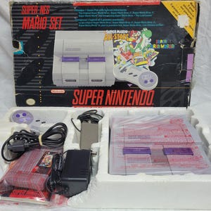 Può includere: Una tazza di ceramica bianca con manico nero e la scritta "But First, Coffee" in grassetto nero. La tazza è posta su uno sfondo sfocato, che suggerisce un'atmosfera accogliente.