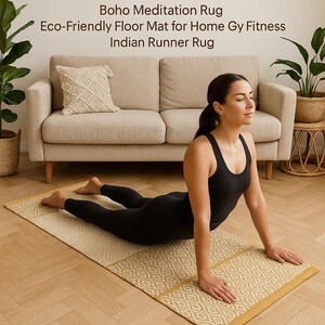 Puede incluir: Esterilla de yoga de algod&oacute;n tejido a mano con un dise&ntilde;o geom&eacute;trico en amarillo y crema. La esterilla est&aacute; etiquetada como "Boho Meditation Rug" y "Eco-Friendly Floor Mat for Home Gym & Fitness". Una persona est&aacute; haciendo yoga en la esterilla.