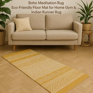 Puede incluir: Una esterilla de yoga con estampado amarillo y blanco con dise&ntilde;o geom&eacute;trico, colocada sobre un suelo de madera frente a un sof&aacute; beige. La esterilla se describe como una alfombra de meditaci&oacute;n Boho y una esterilla de suelo ecol&oacute;gica.