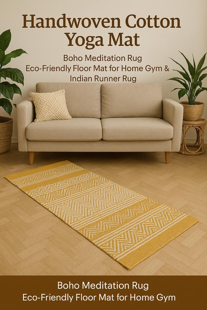 Puede incluir: Una esterilla de yoga con estampado amarillo y blanco con dise&ntilde;o geom&eacute;trico, colocada sobre un suelo de madera frente a un sof&aacute; beige. La esterilla se describe como una alfombra de meditaci&oacute;n Boho y una esterilla de suelo ecol&oacute;gica.