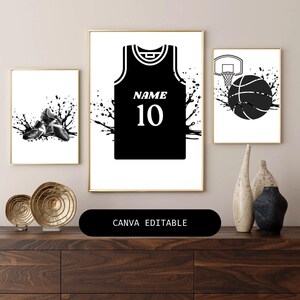 Puede incluir: Conjunto de tres impresiones enmarcadas con temática de baloncesto. La impresión central presenta una camiseta de baloncesto negra con el nombre y el número 10. Las otras impresiones muestran una zapatilla de baloncesto y un balón con una canasta, todas con efectos de salpicaduras negras. El texto "CANVA EDITABLE" está en la parte inferior.