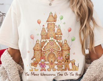 Maglietta natalizia di Topolino e i suoi amici di pan di zenzero, maglietta di Buon Natale, maglietta del castello di Disneyland di Topolino di pan di zenzero, maglietta coordinata per la famiglia