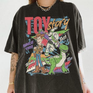 Op de afbeelding: Een set van drie keramische mokken met een gespikkelde, matte afwerking. De mokken zijn in blauwe, groene en witte tinten. Elke mok heeft een afgeronde vorm en een eenvoudig, modern ontwerp.