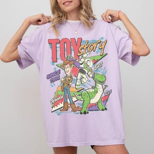 Op de afbeelding: Een set van drie keramische mokken met een gespikkelde, matte afwerking. De mokken zijn in de kleuren cr&egrave;me, lichtgrijs en donkergrijs. Elke mok heeft een eenvoudig, minimalistisch ontwerp en een afgeronde handgreep.