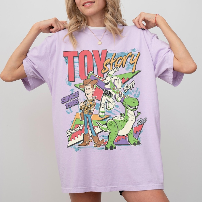 Op de afbeelding: Een set van drie keramische mokken met een gespikkelde, matte afwerking. De mokken zijn in de kleuren cr&egrave;me, lichtgrijs en donkergrijs. Elke mok heeft een eenvoudig, minimalistisch ontwerp en een afgeronde handgreep.