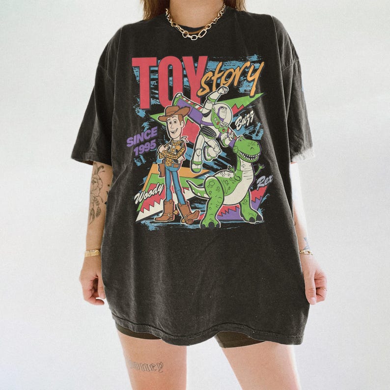 Op de afbeelding: Een set van drie keramische mokken met een gespikkelde, matte afwerking. De mokken zijn in blauwe, groene en witte tinten. Elke mok heeft een afgeronde vorm en een eenvoudig, modern ontwerp.