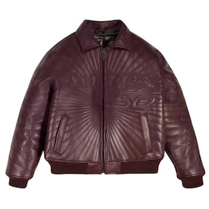 Pu&ograve; includere: Giacca in pelle bordeaux con colletto, polsini e orlo a coste. La giacca presenta una chiusura con zip frontale e due tasche anteriori. La parte anteriore della giacca presenta la scritta "AVIREX 50" in rilievo con un design radiale.