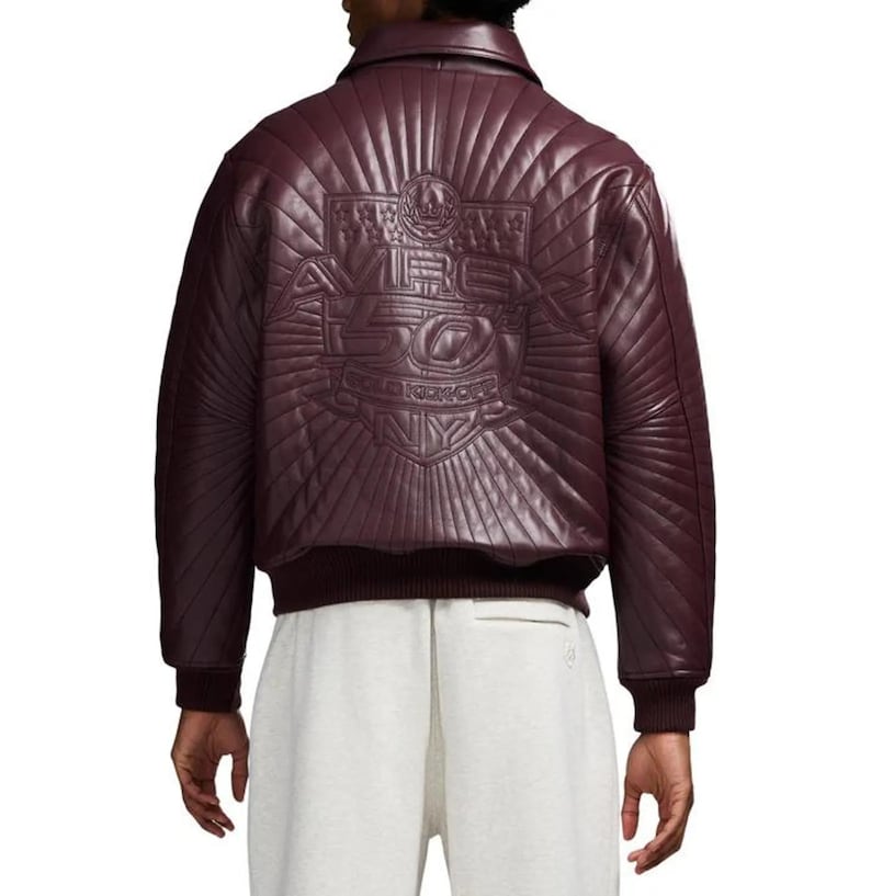 Pu&ograve; includere: Giacca in pelle bordeaux con design trapuntato sulla schiena. La giacca presenta colletto, polsini e orlo a coste. La parte posteriore presenta un design in rilievo con la scritta "AVIREX 50 GOLD KICKOFF NY".