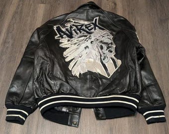 Chaqueta bomber Avirex de cuero auténtico para hombre, estilo universitario indio, de piel de vaca auténtica, con bordado en la parte delantera y trasera, ideal como regalo para motociclistas.