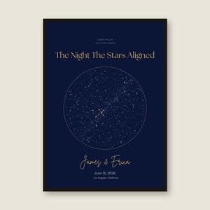 Könnte beinhalten: Ein gerahmter Druck mit dunkelblauem Hintergrund und goldenem Text. Der Text lautet "The Night The Stars Aligned" und enthält eine Sternenkarte. Darunter steht "James & Erica" und das Datum 15. Juni 2026, Los Angeles, Kalifornien.