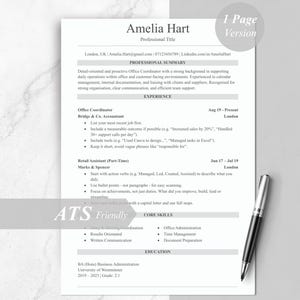 Może przedstawiać: Profesjonalne CV zatytułowane "Amelia Hart" z etykietą "1 Page Version". CV zawiera podsumowanie zawodowe, doświadczenie, kluczowe umiejętności i sekcje edukacyjne. Srebrny długopis spoczywa po prawej stronie dokumentu.