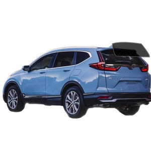 Puede incluir: Un SUV azul claro con detalles negros y llantas plateadas. La ventana trasera est&aacute; abierta. El veh&iacute;culo est&aacute; sobre un fondo blanco.