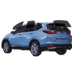 Puede incluir: Un SUV azul claro con cristales tintados. El veh&iacute;culo tiene llantas negras y una moldura negra en la parte inferior. La parte trasera del coche tiene luces traseras rojas y un parachoques negro. El coche est&aacute; sobre un fondo blanco.