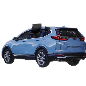 Puede incluir: Un SUV azul claro con molduras negras y llantas plateadas se muestra desde un &aacute;ngulo lateral y trasero. El veh&iacute;culo tiene cristales tintados y un aler&oacute;n trasero. El coche est&aacute; sobre un fondo blanco.