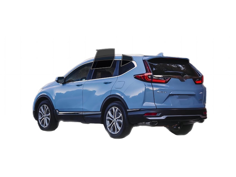 Puede incluir: Un SUV azul claro con molduras negras y llantas plateadas se muestra desde un &aacute;ngulo lateral y trasero. El veh&iacute;culo tiene cristales tintados y un aler&oacute;n trasero. El coche est&aacute; sobre un fondo blanco.