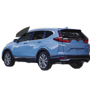 Puede incluir: SUV azul claro con molduras negras y ruedas plateadas. El veh&iacute;culo tiene cristales tintados y un aler&oacute;n trasero. Las luces traseras son rojas. El coche est&aacute; sobre un fondo blanco.
