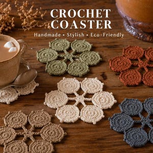 Könnte beinhalten: Handgefertigte Häkeluntersetzer in Creme, Grün, Rost, Braun und Blau auf einer Holzoberfläche. Eine Tasse Kaffee steht auf einem Untersetzer. Der Text "CROCHET COASTER" und die Wörter "Handmade • Stylish • Eco-Friendly" sind im Bild enthalten.