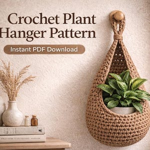 Könnte beinhalten: Ein brauner gehäkelter Pflanzenaufhänger in Tropfenform, der an einer Wand hängt und eine Pflanze enthält. Oben steht der Text "Crochet Plant Hanger Pattern" und "Instant PDF Download".
