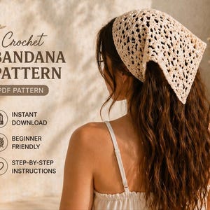 Puede incluir: Un patrón de bandana de ganchillo en formato PDF. La imagen muestra a una mujer de espaldas con una bandana de ganchillo crema de tejido abierto. El texto de la imagen dice "Crochet Bandana Pattern", "Descarga instantánea", "Para principiantes" e "Instrucciones paso a paso."