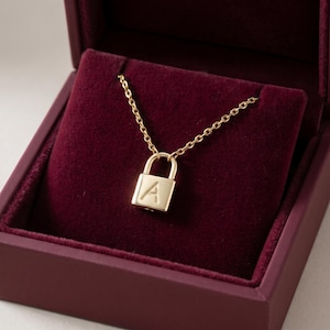 Collar con inicial de candado dorado, joyería minimalista con cadena, colgante con letra personalizada.