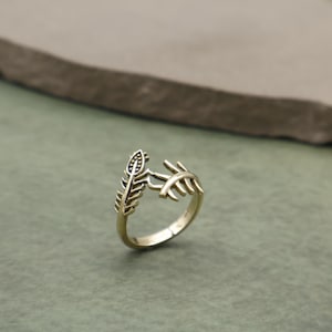 Handcrafted Brass Leaf Ring , Nature Inspired Jewelry, Adjustable Boho Design, Vintage Brass Ring, Unique Gift for Her