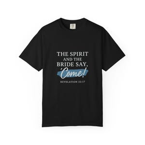 Könnte beinhalten: Schwarzes T-Shirt mit weißem Text: "THE SPIRIT AND THE BRIDE SAY, 'Come!'" und "REVELATION 22:17". Das Wort "Come!" ist in einem blauen Pinselstrich-Design geschrieben. Ein Rundhalsausschnitt.