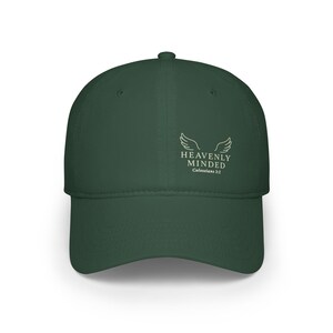 Könnte beinhalten: Dunkelgrüne Baseballkappe mit gebogenem Schirm. Auf der Kappe steht in Weiß der Text "HEAVENLY MINDED" über "Kolosser 3,2", zusammen mit einem weißen Flügeldesign. Die Kappe ist aus weichem Material.