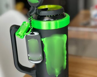 Dosenhalter mit Fach für Energy-Drinks.