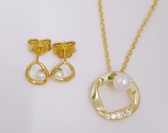 Cultured Pearl Necklace And Earring Set Pandora Gold-Plated Treated Freshwater