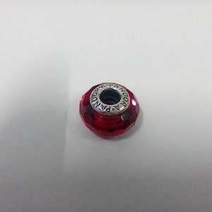 Charm PANDORA sfaccettato rosso