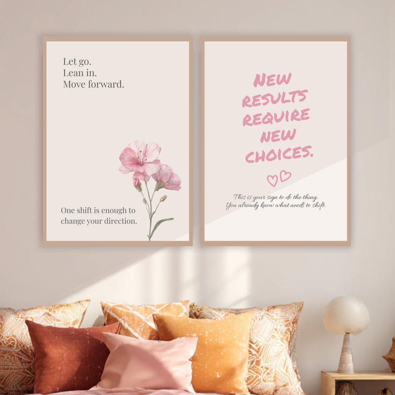 Pu&ograve; includere: Due stampe artistiche incorniciate con citazioni motivazionali. Una presenta fiori rosa e il testo "Let go. Lean in. Move forward." e "One shift is enough to change your direction." L'altra dice "NEW RESULTS REQUIRE NEW CHOICES."