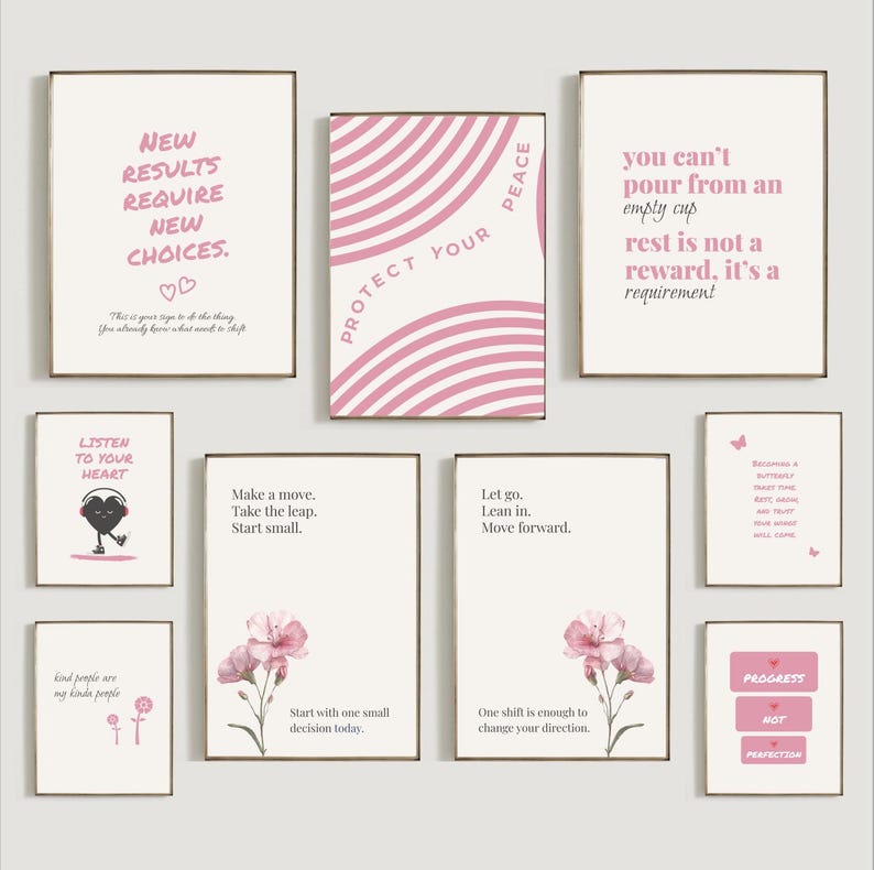 Pu&ograve; includere: Una collezione di stampe artistiche incorniciate con citazioni ispiratrici e accenti floreali. Le stampe presentano frasi come "New Results Require New Choices" e "Protect Your Peace" in testo rosa su sfondo bianco. Il tema generale &egrave; motivazionale.