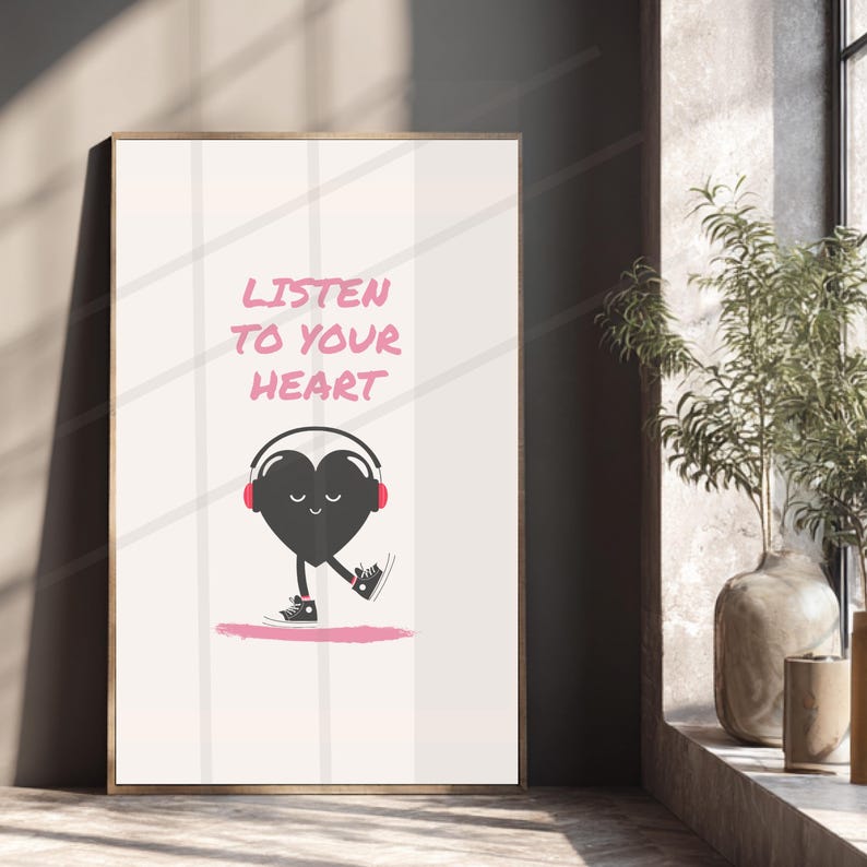 Pu&ograve; includere: Stampa artistica incorniciata con un personaggio a forma di cuore nero con cuffie con padiglioni rossi. Il cuore ha le gambe e cammina su un sentiero rosa. Le parole "LISTEN TO YOUR HEART" sono in rosa sopra il cuore.