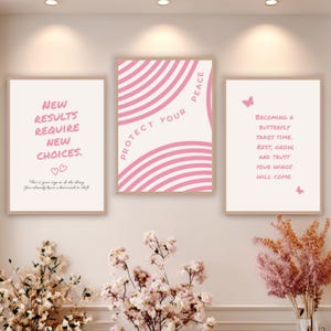 Pu&ograve; includere: Tre stampe artistiche incorniciate con citazioni ispiratrici in rosa e bianco. Le stampe hanno una cornice in legno chiaro. La prima stampa dice "New Results Require New Choices." La seconda stampa dice "Protect Your Peace." La terza stampa dice "Becoming a Butterfly Takes Time."