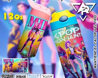 Design de copo térmico fino de 355ml (12oz) inspirado em K-Pop Demon Hunters | Huntrix Rumi Zoey Mira PNG e PSD digital | Designs de copos térmicos inspirados em anime K-Pop