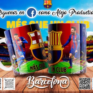 Puede incluir: Dos tazas de café con asa blanca con el logotipo del equipo FC Barcelona e imágenes de jugadores. Las tazas tienen un esquema de color rojo, azul y amarillo con el texto "MÁS QUE UN CLUB" y "Barcelona". Las tazas están sobre una superficie de madera.