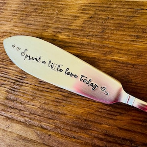 &quot;Handgestempelter Vintage-Silberplattenverteiler: &quot;&quot;Spread a little love today&quot;&quot;