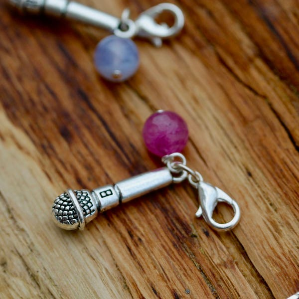 Clip sur charme - Microphone avec détail de goutte à facettes Magenta Jade par bijoux Twinkle, charme de journal, fermeture éclaire, charme de la musique, rose