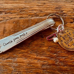Gestempelter Vintage Schlüsselanhänger - Erstelle deinen Weg x /STAY LUCKY, personalisierter Initialen Anhänger, handgestempelt, Löffelgriff Schlüsselanhänger, inspirierendes Geschenk