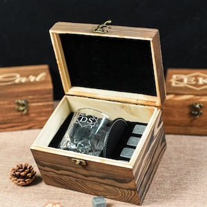 Benutzerdefinierte Whiskygläser in gravierter Holzkiste, Whiskygläser mit Whiskysteinen, Trauzeugen Geschenk, Groomsman Vorschlag, Geschenke für Männer